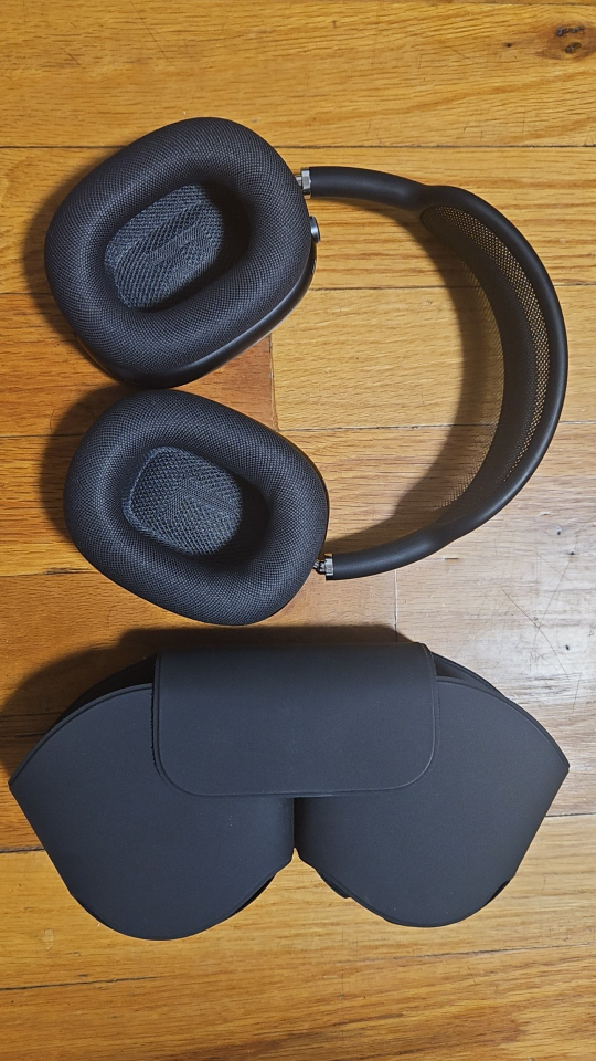 Apple Airpods max just a month old - photo 2