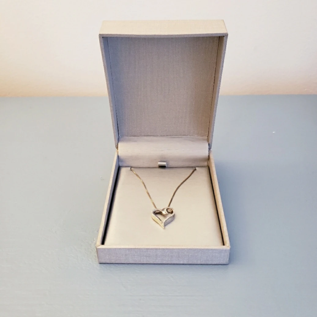 0.14 CT. T.W. Diamond Heart Pendant image indicator(2)