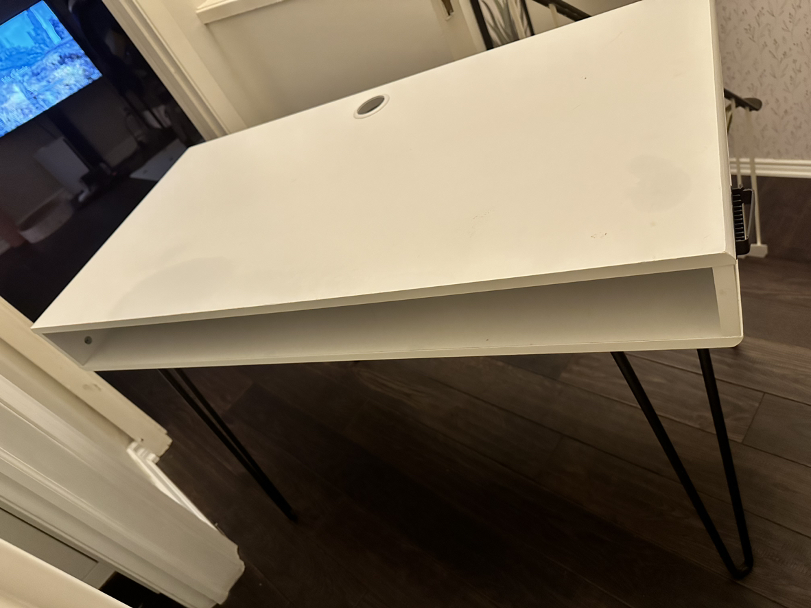 White office desk with space for stuff - photo 2
