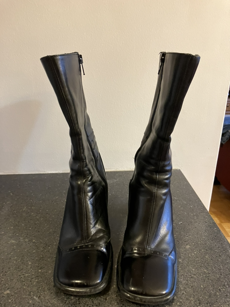 Funky leather ladies boots, size 6 image indicator(2)