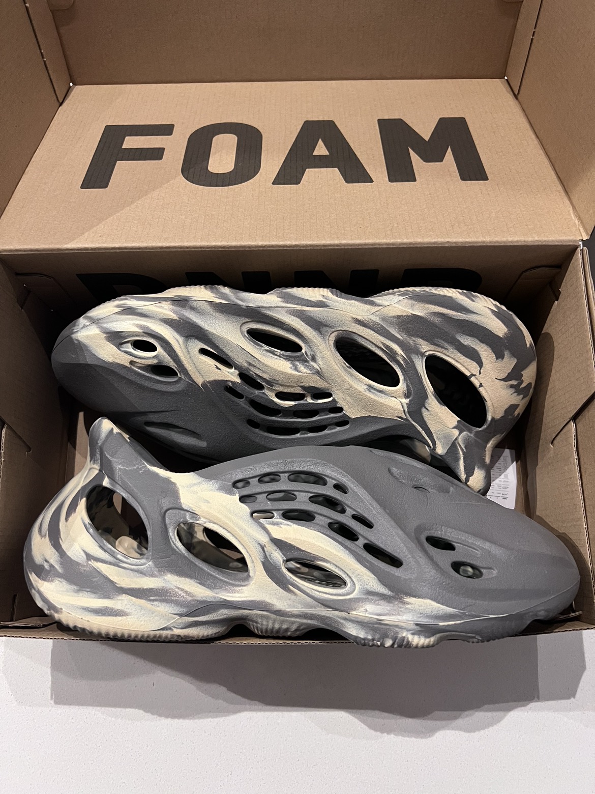 Yeezy Foam Runner Moon Grey thumbnail