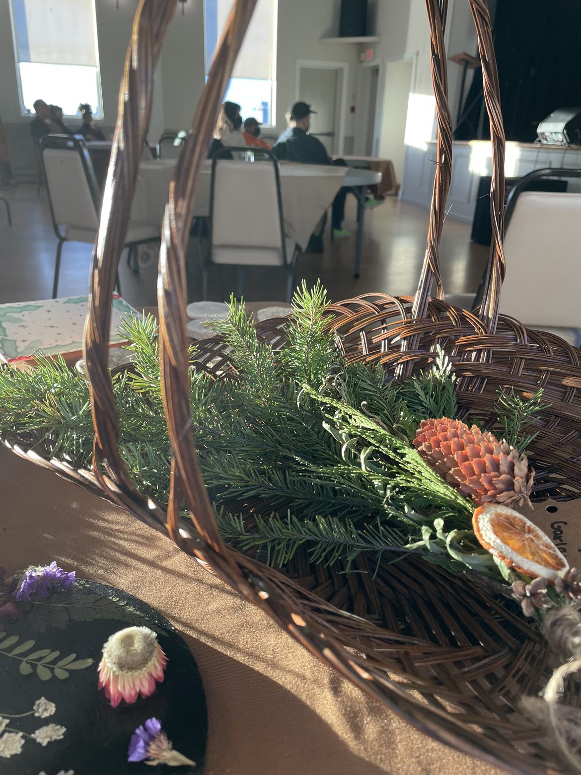 Medium Hanging Garland image indicator(2)