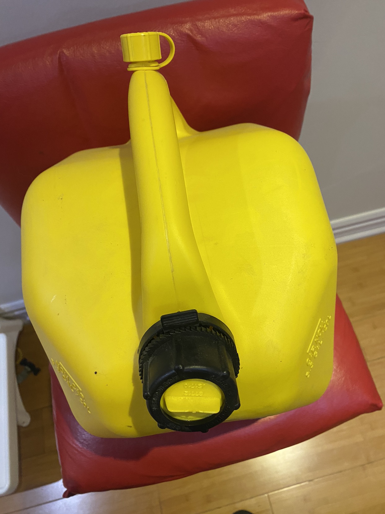 20 Litre 5 gallon Yellow Plastic Gas Can image indicator(5)