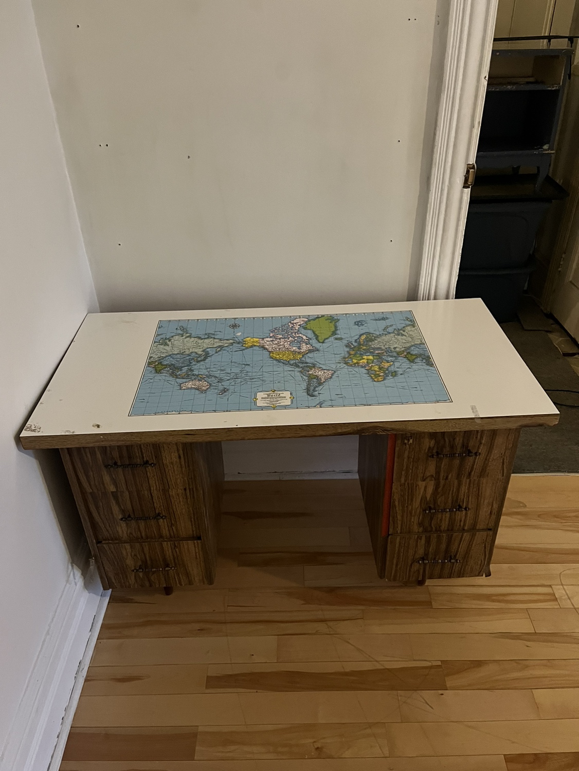 Desk with map - photo 5