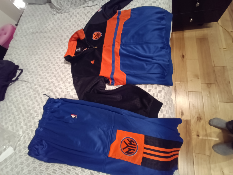 NY Knicks tracksuit image indicator(2)