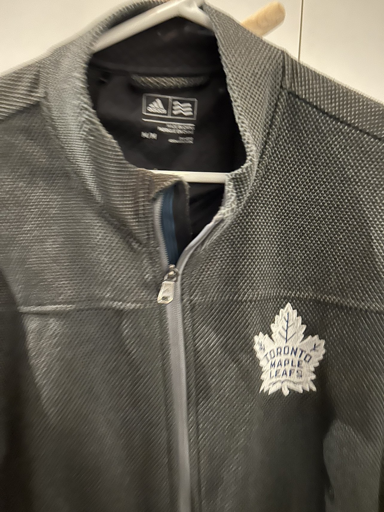Like new adidas maple leafs light jacket M image indicator(4)