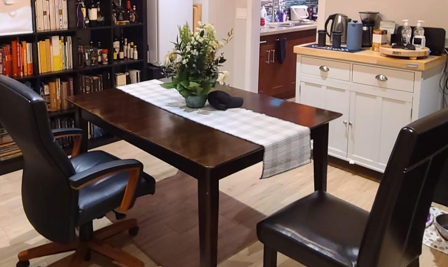 Extendable dining table with 4 leather chairs