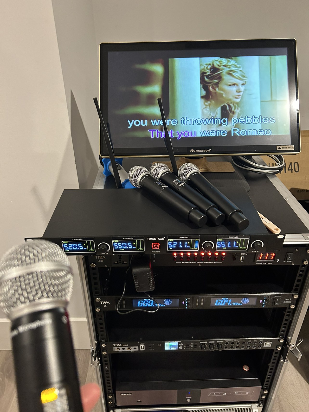 Wireless microphone with 4handheld