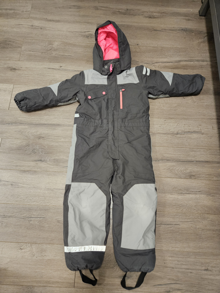 H&M One piece snowsuit size 5/6 kids 🥕
