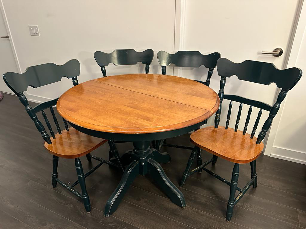 Round dining table