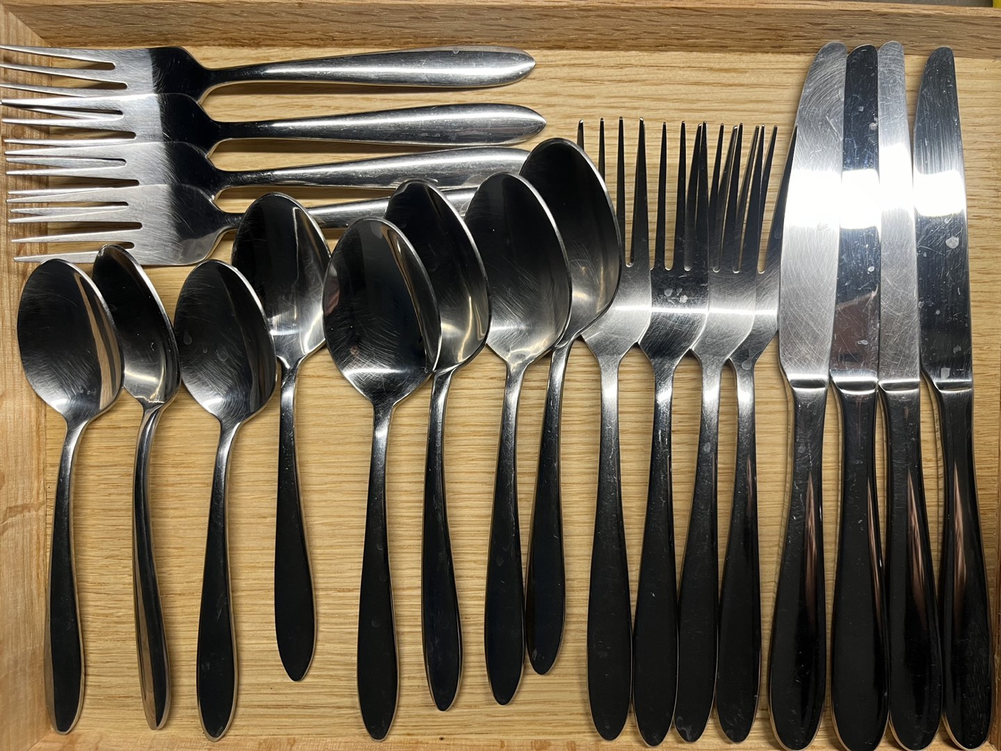 Oneida Cutlery Set [20 Pieces; Used] image indicator(2)