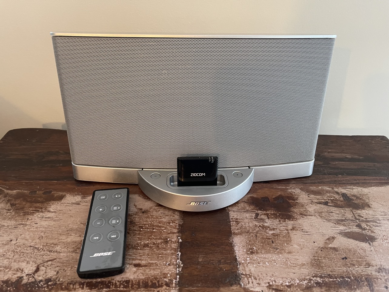BOSE Sound Dock Series 2 with Bluetooth attachment and remote thumbnail