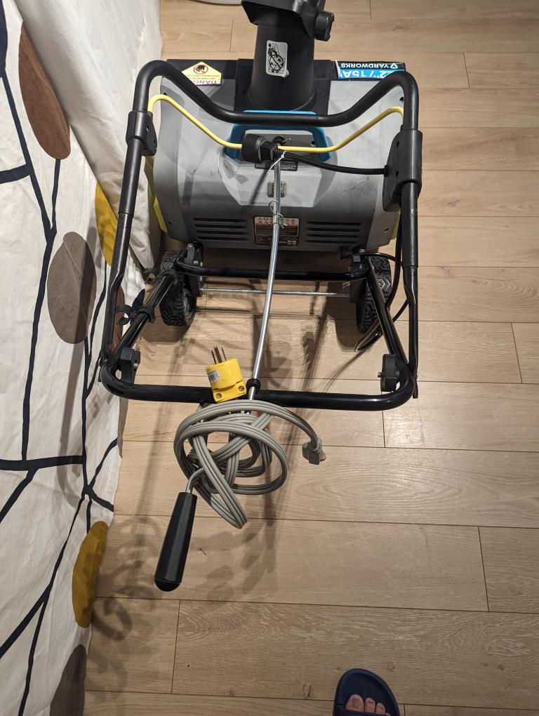Yardworks 22"/15A Electric snowblower - photo 3