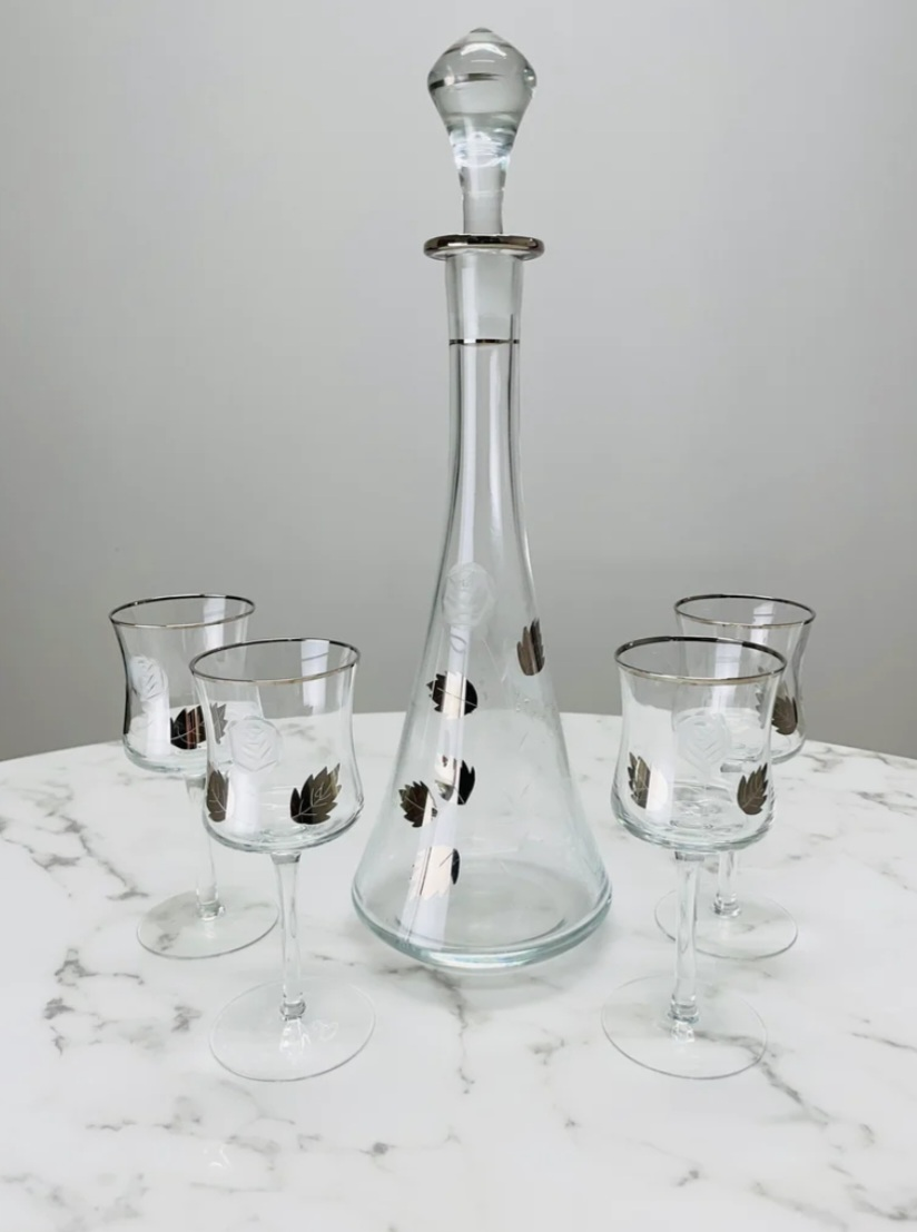 Vintage Decanter With 4 Cordial Wine Glasses