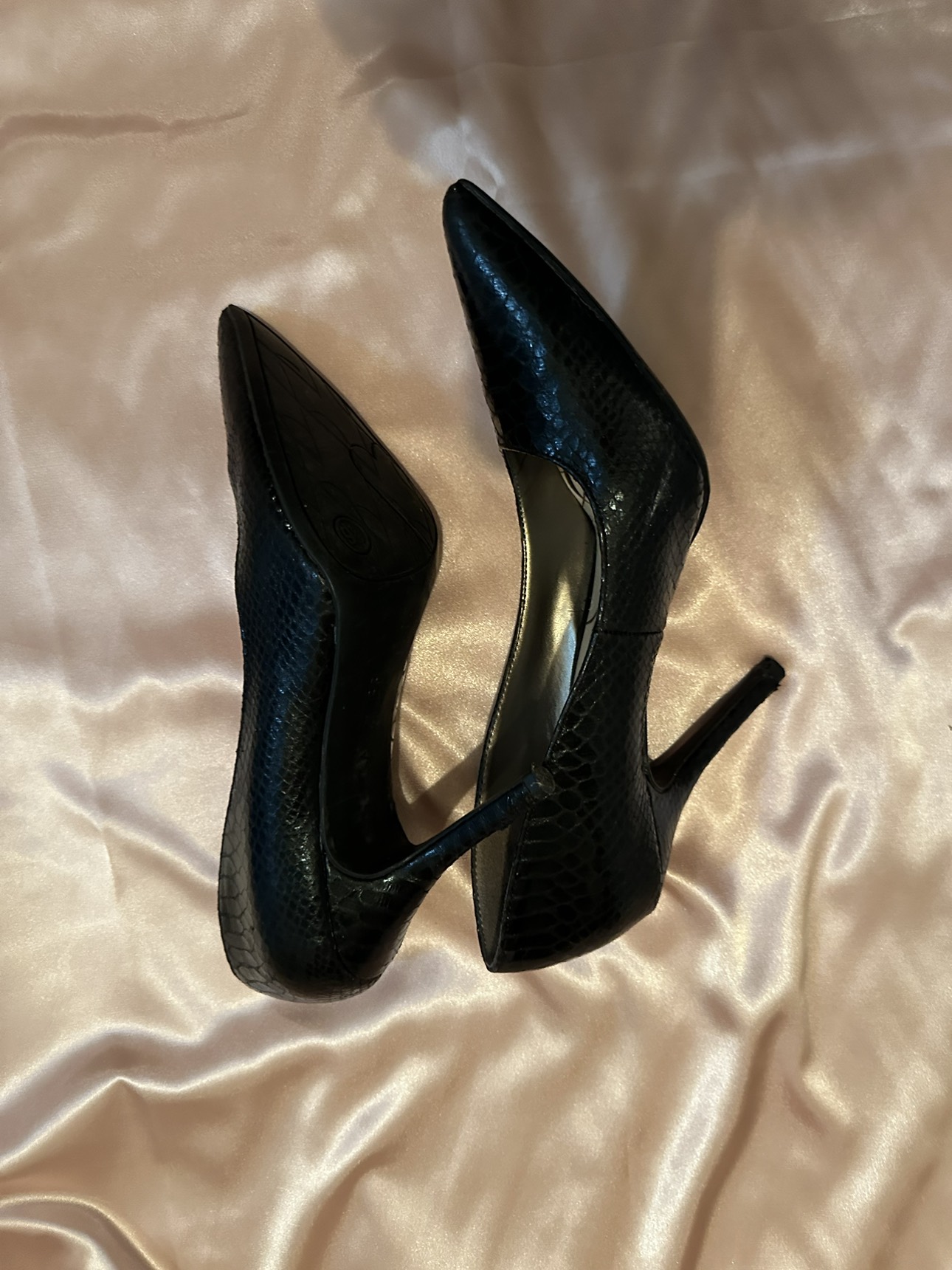 Black high heels image indicator(2)