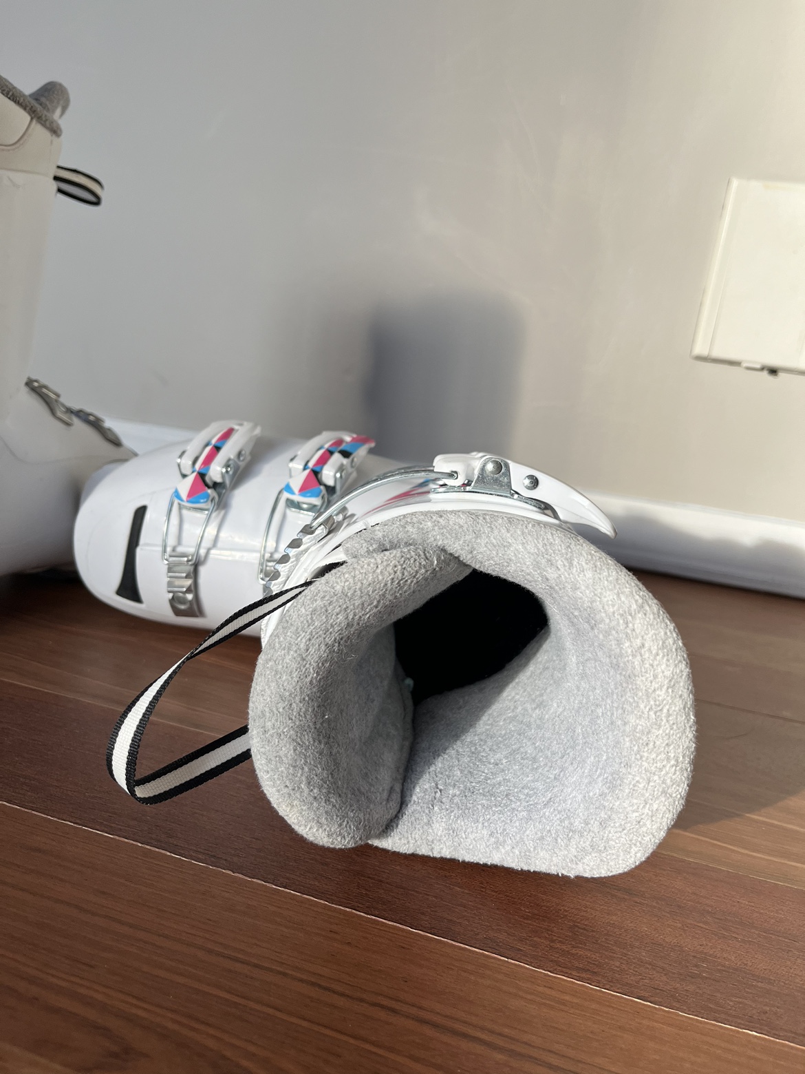 Rossi girl’s ski boots size 23.5 image indicator(2)