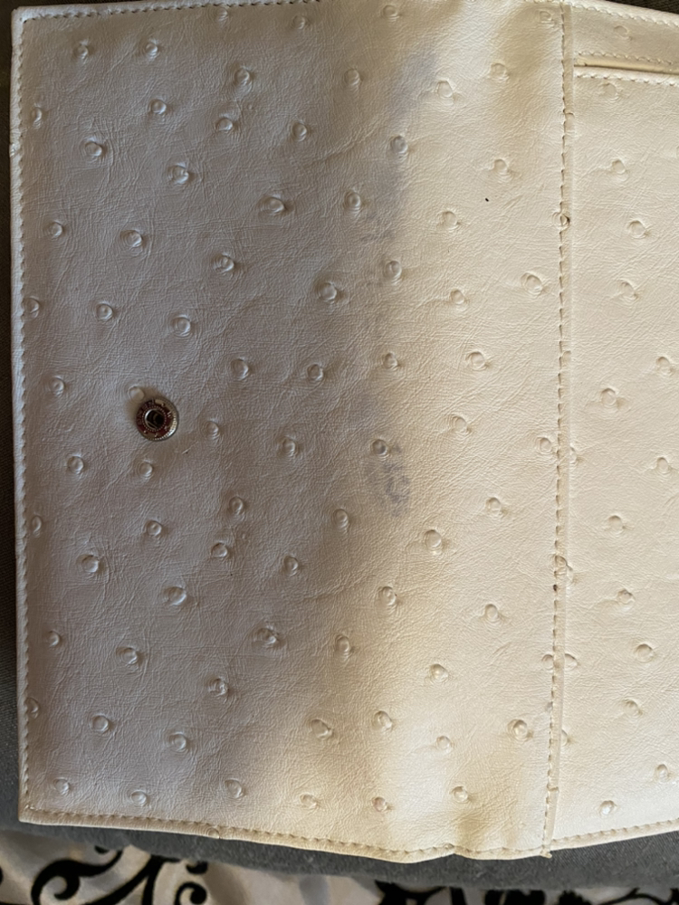 Guess Wallet image indicator(3)