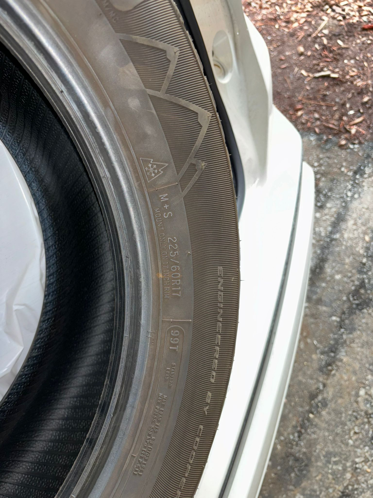 Motomaster Winter Edge Tires 225/60R17 almost brand new image indicator(4)