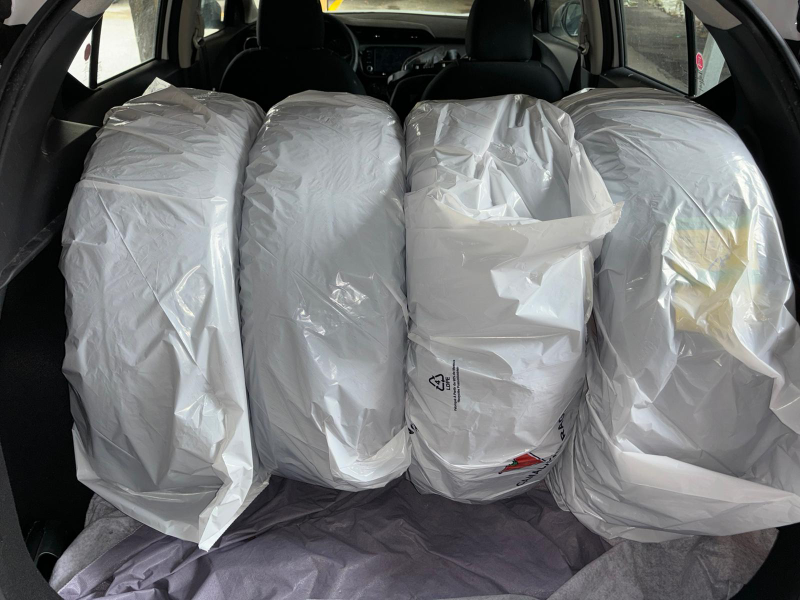 Motomaster Winter Edge Tires 225/60R17 almost brand new image indicator(6)