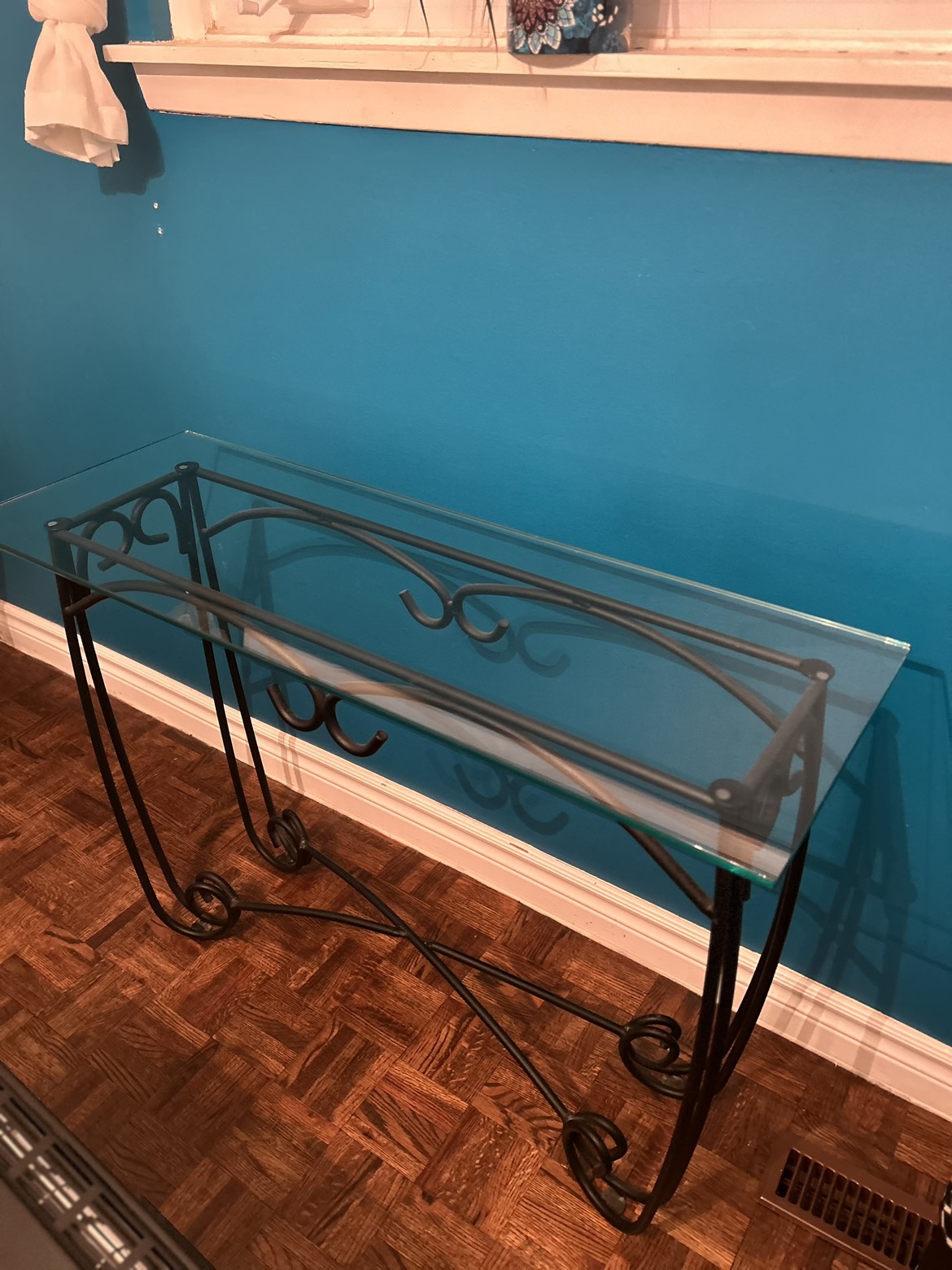 Glass top and cast iron legs side table. - photo 3
