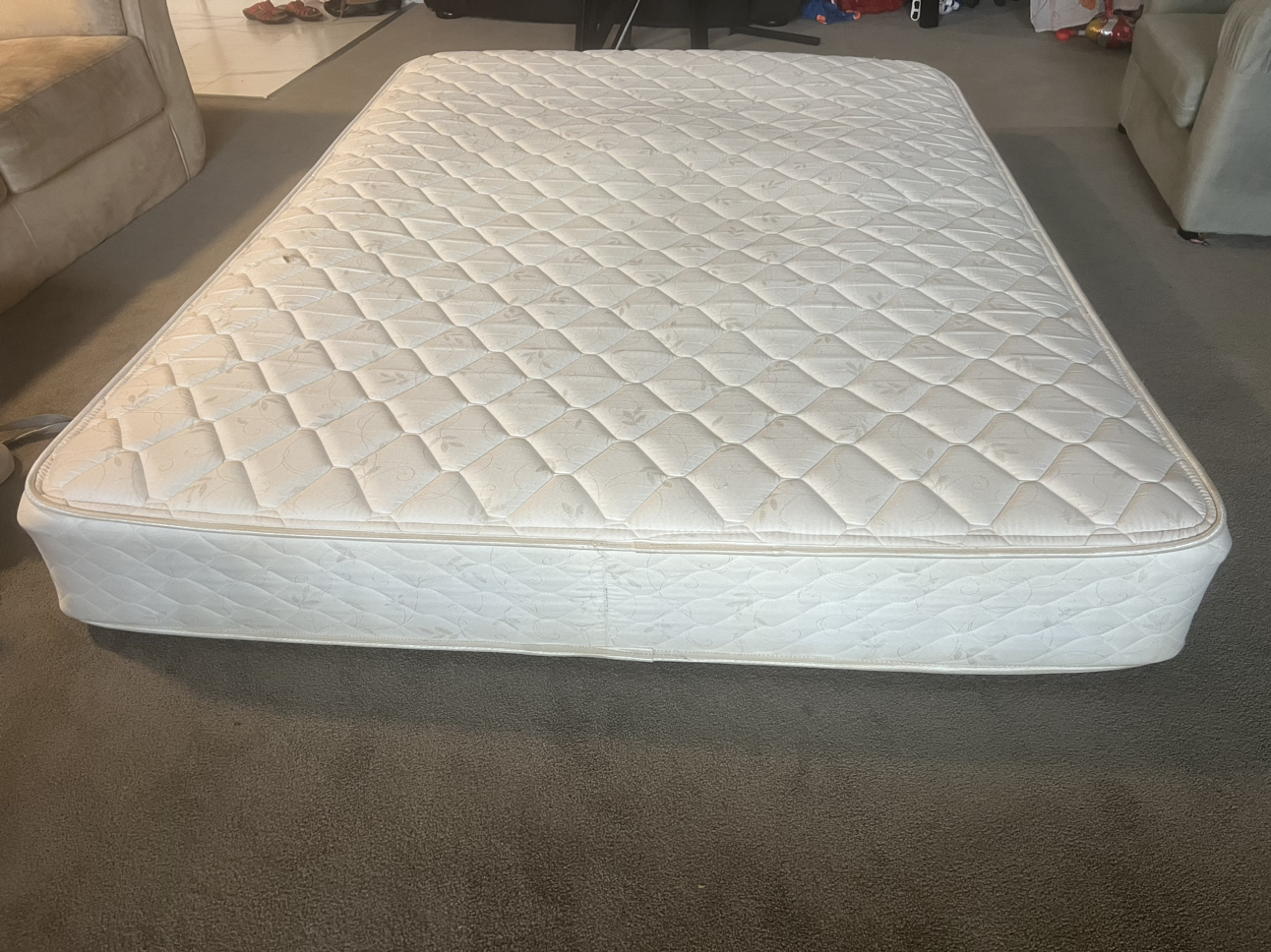 Queen size mattress ( thick 7 inch) with sturdy bed frame - photo 4