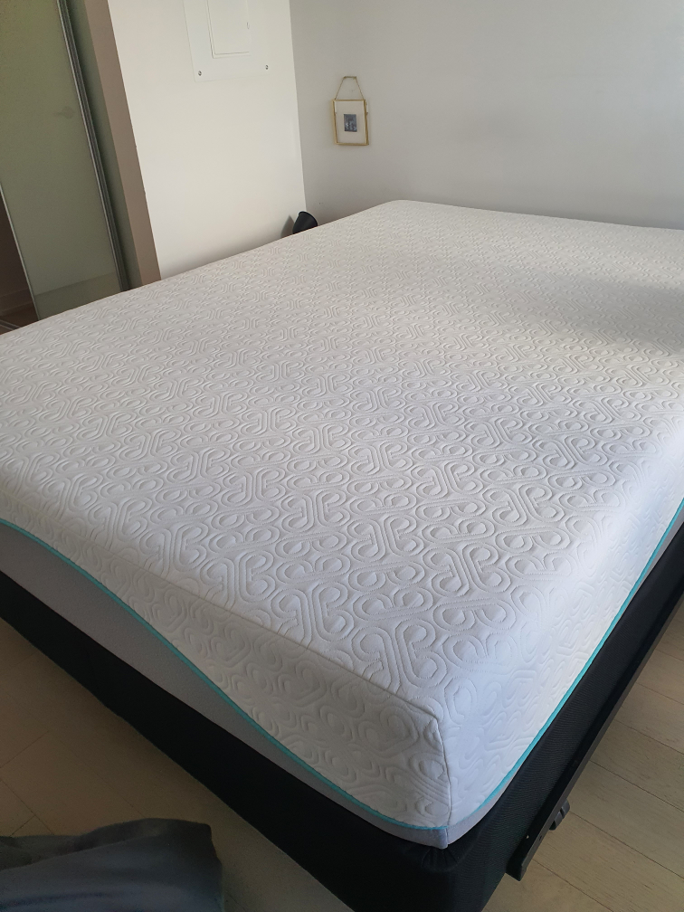 Moving sale: Queen-size memory foam mattress, sleep country. thumbnail