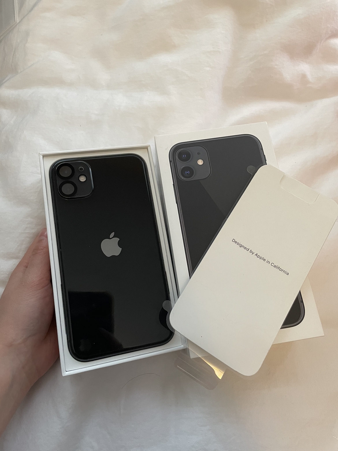 iPhone black  11 128 GB image indicator(2)