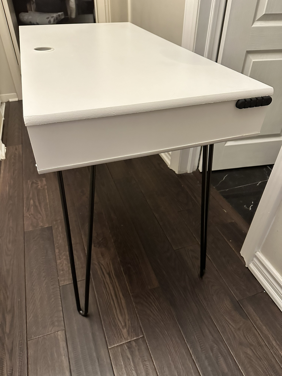 White office desk with space for stuff - photo 4