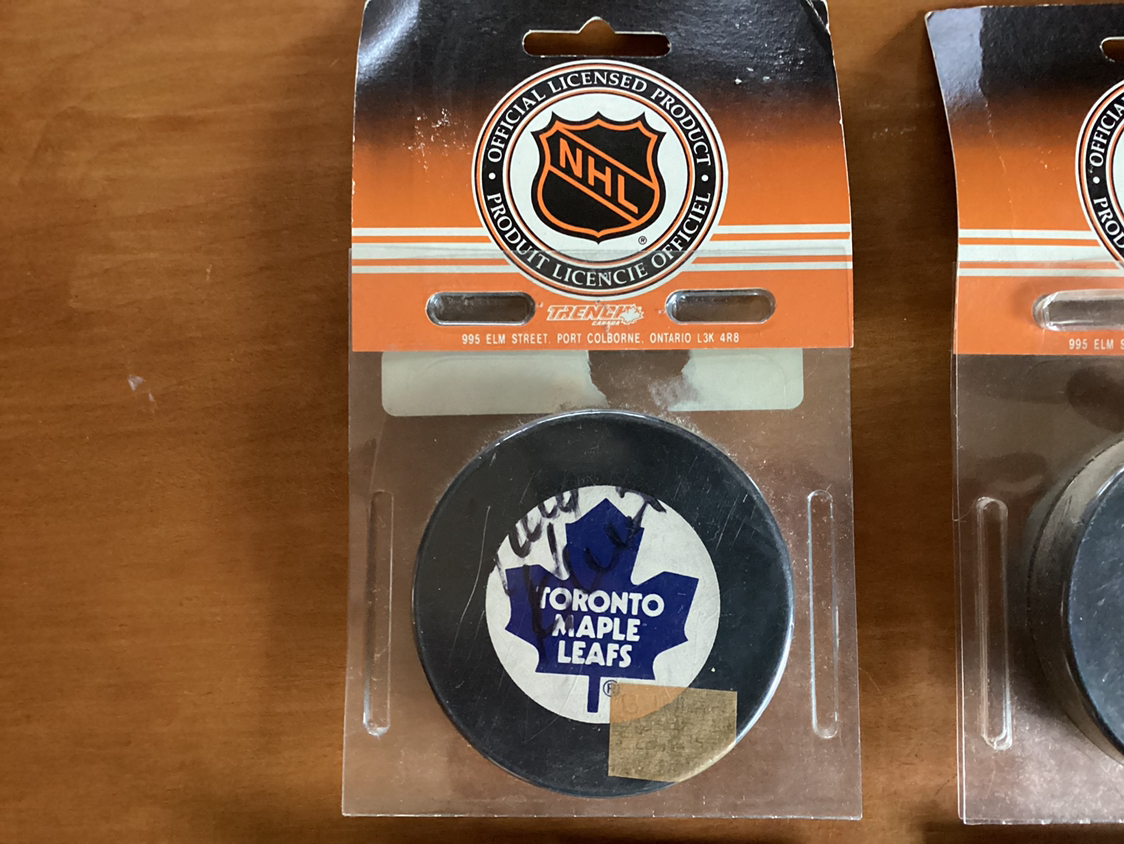 4. 1980’s Signed New Vintage TORONTO MAPLE LEAFS TRENCH PUCKS - photo 4