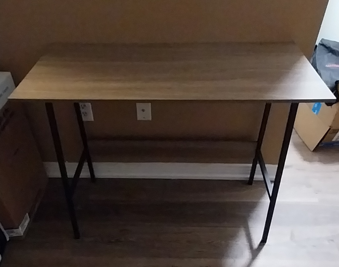 Desk - photo 3