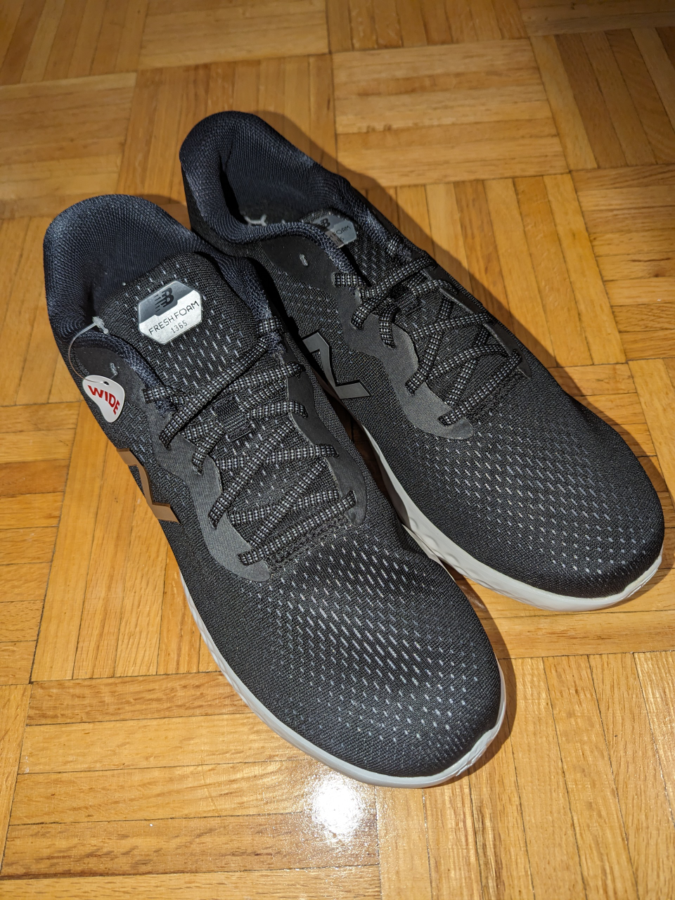 New balance men running shoes, size 15 thumbnail