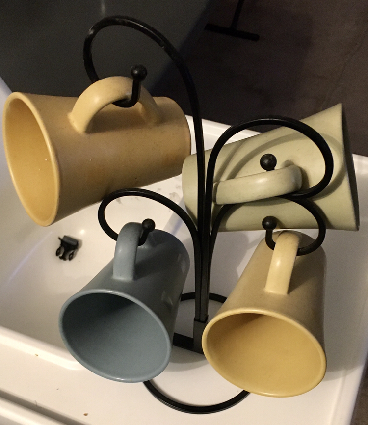 #Freecycle -  4 Cups on hanger. - photo 2