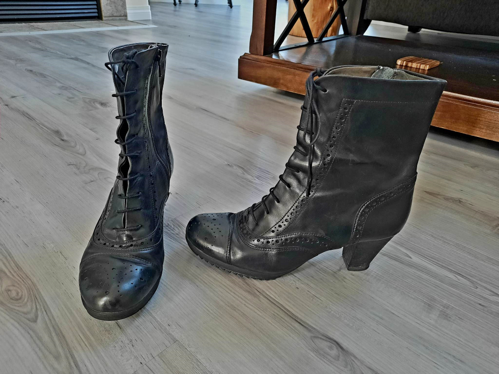 Women's 100% leather boots thumbnail