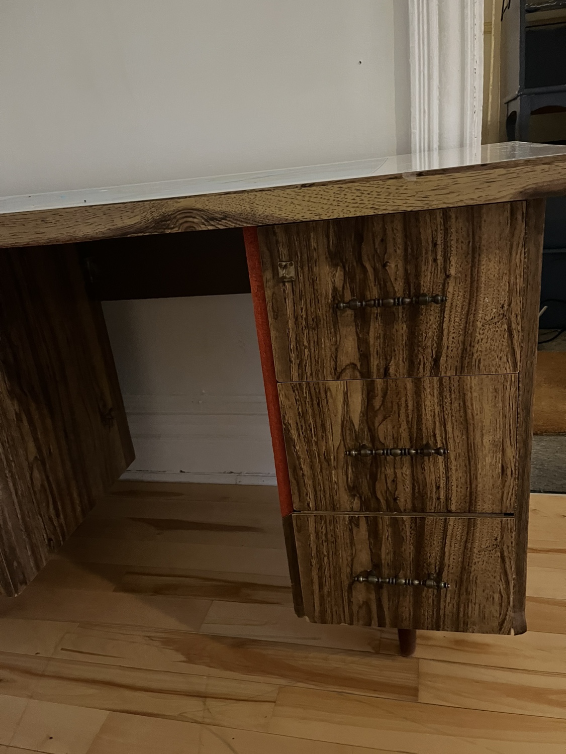 Desk with map - photo 3