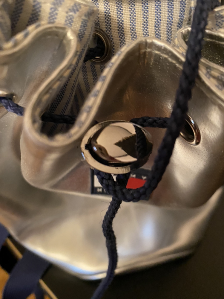 Tommy Hilfiger bag image indicator(3)