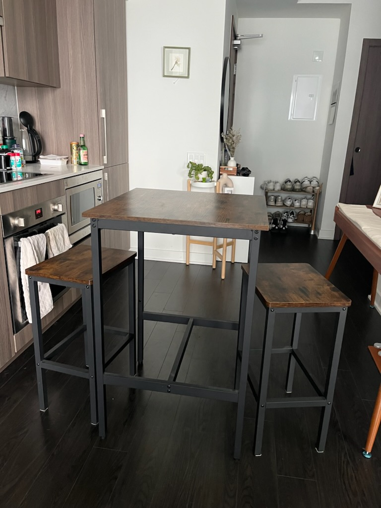 Kitchen Table & 2 Bar Stools