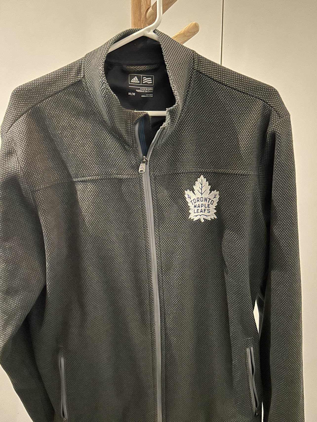 Like new adidas maple leafs light jacket M image indicator(2)