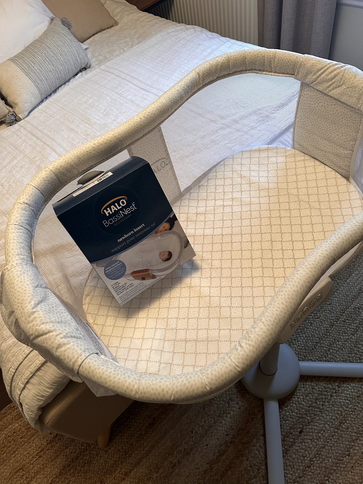 HALO BassiNest Swivel Sleeper Premiere Bassinet - photo 4