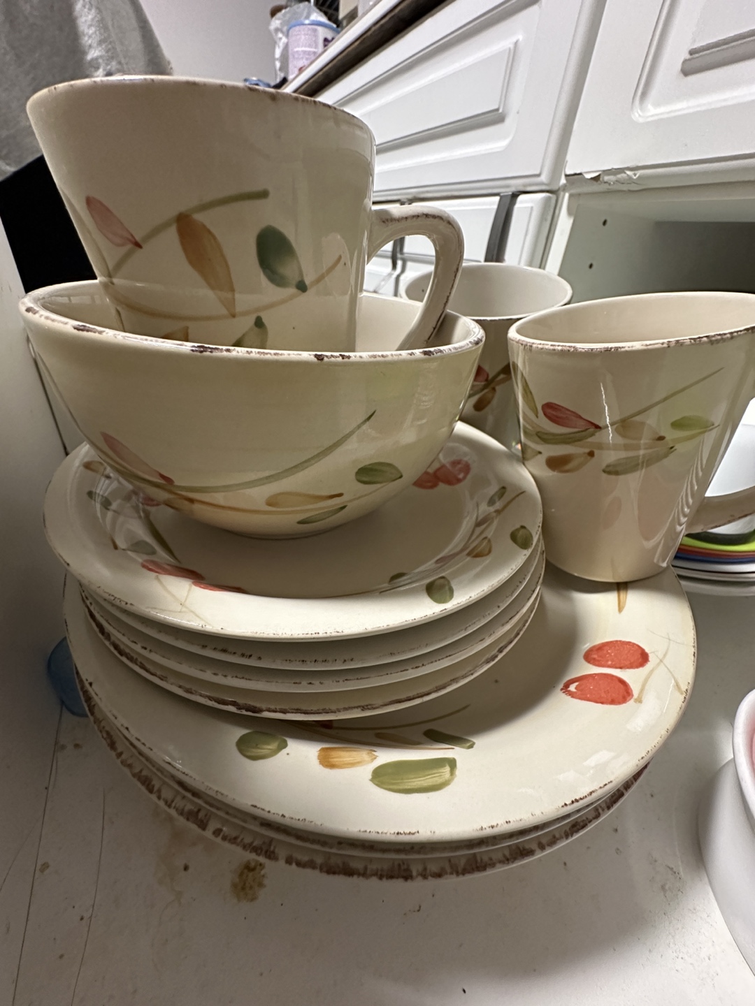 Plate set with free white small plates