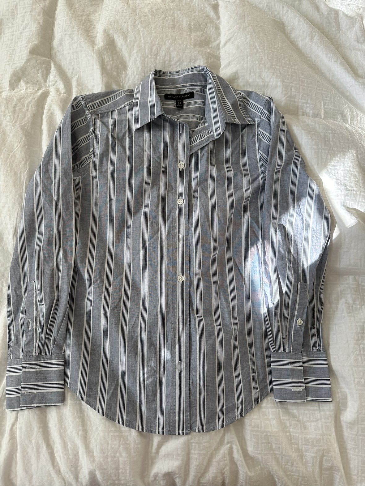 ☃️❤️ banana republic grey and white striped dress shirt XS thumbnail