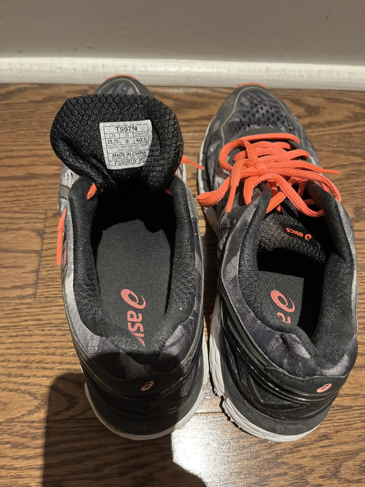 Asics women’s running shoes size 9 - photo 2
