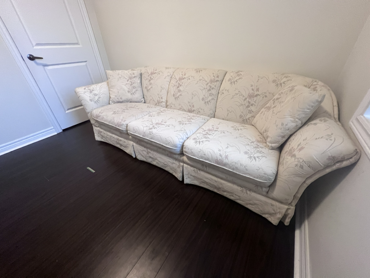 Beautiful 3 seater couch image indicator(3)