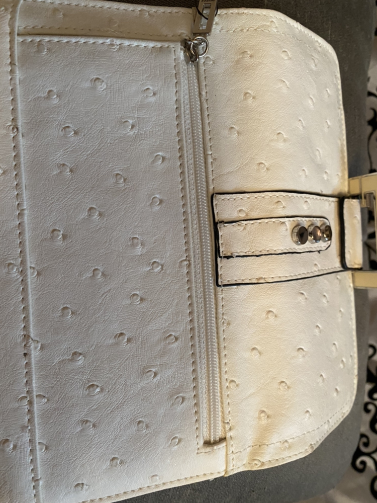 Guess Wallet image indicator(4)