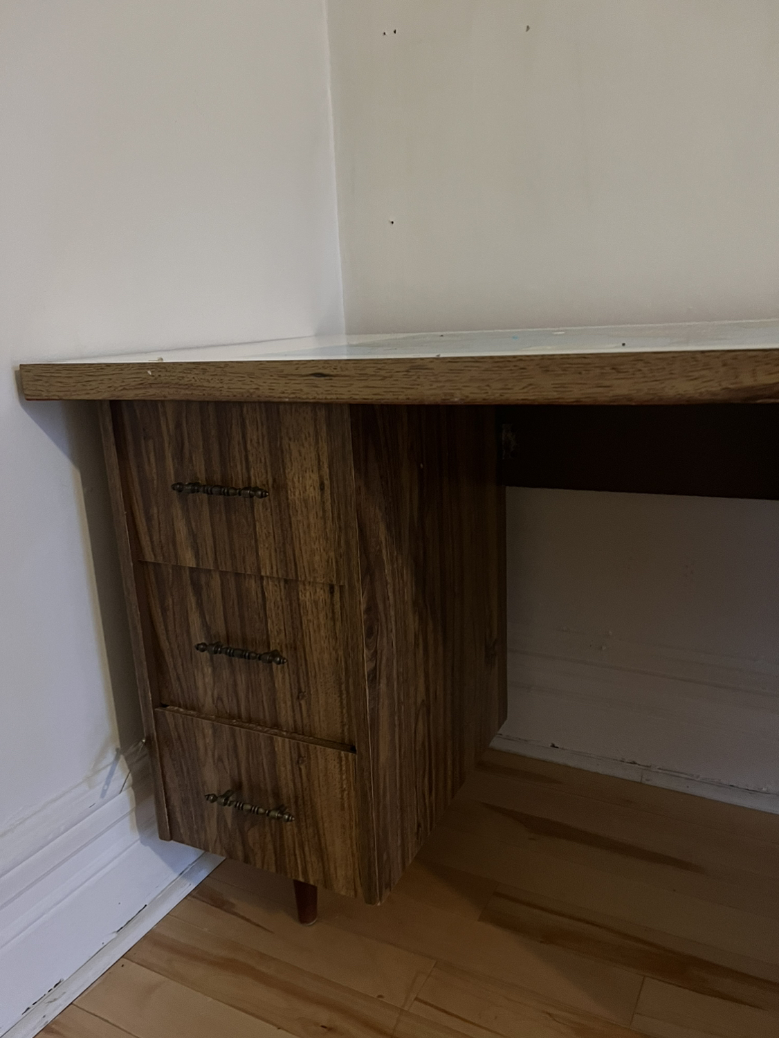Desk with map - photo 4