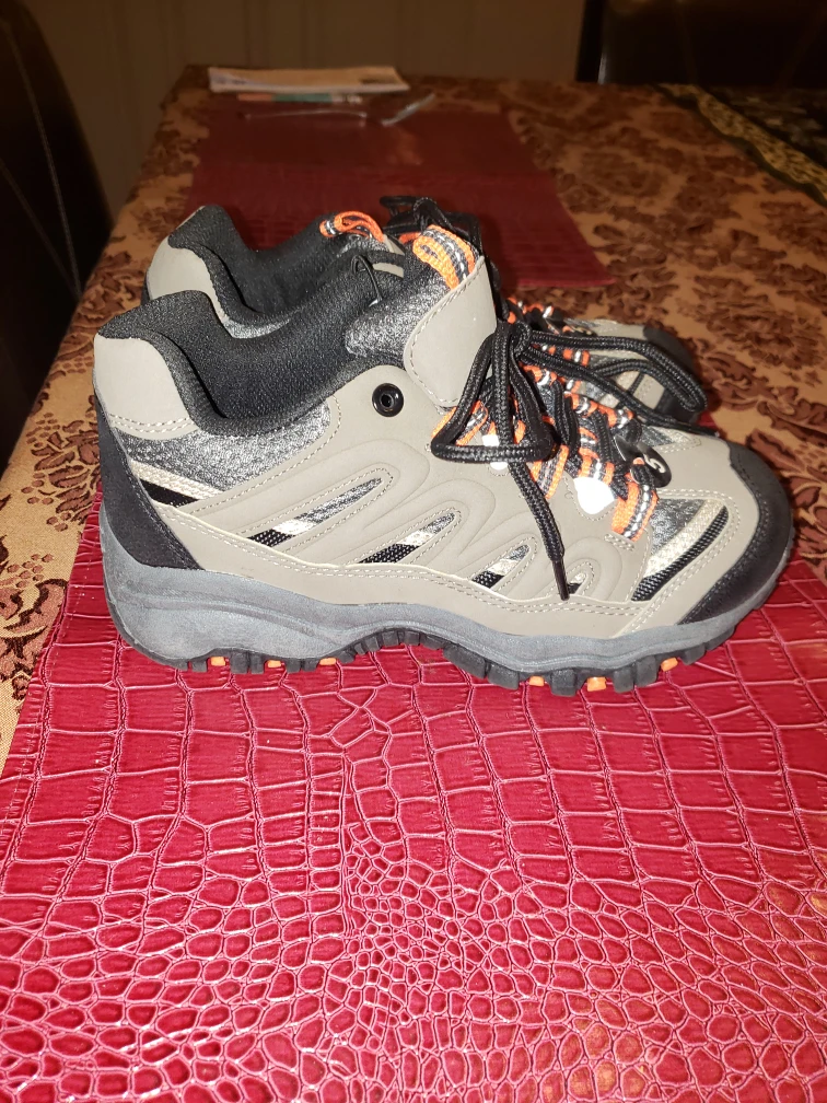 Boys size 5 shoes new. image indicator(2)