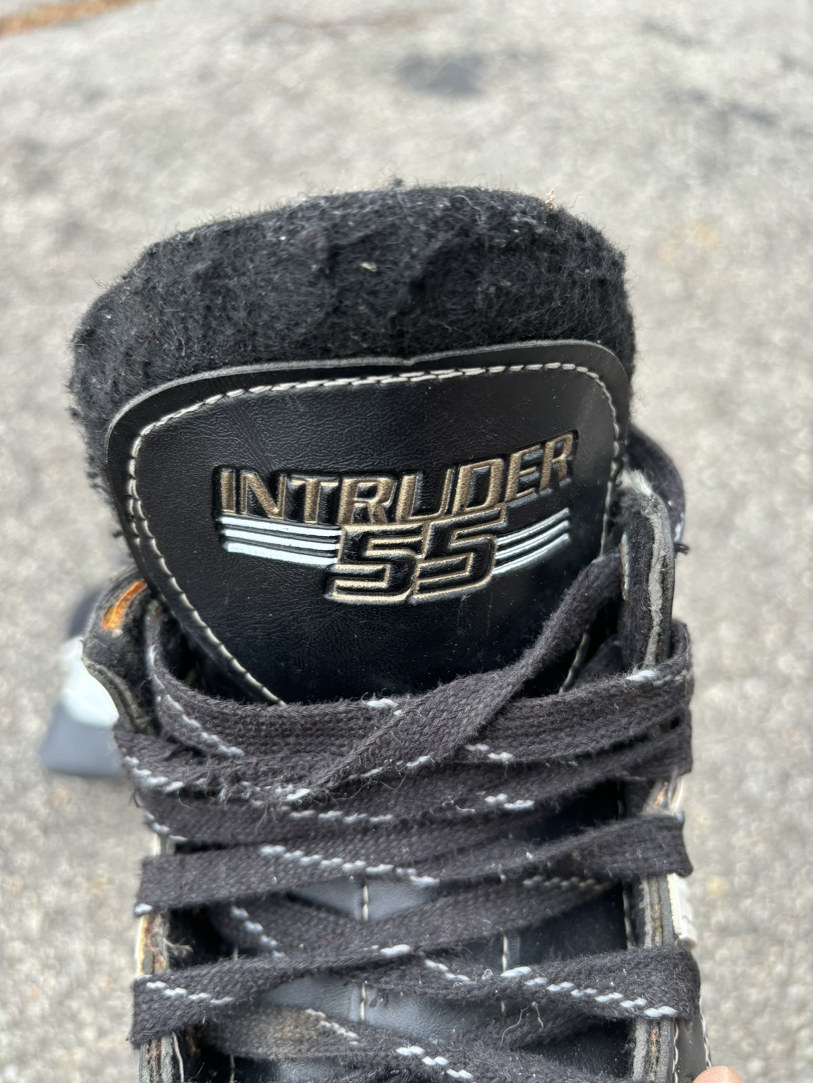 Ccm size 9 skates intruder 55 thumbnail