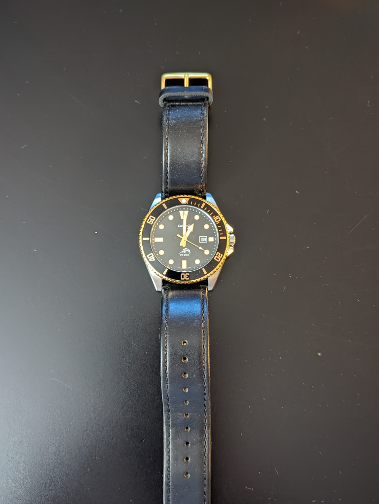 Casio MDV-106 Men's watch Black and gold Black leather strap - photo 3