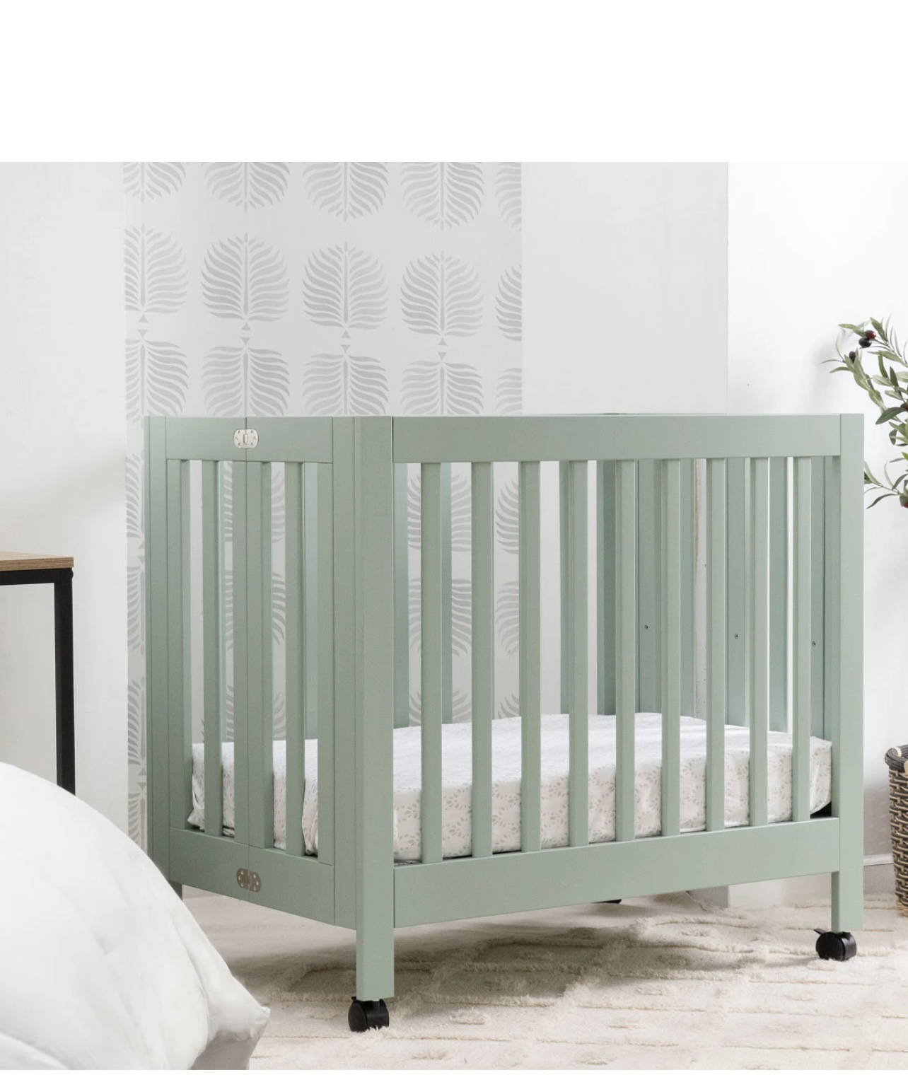 Babyletto Origami Mini Crib (incl mattress and sheets) - photo 2
