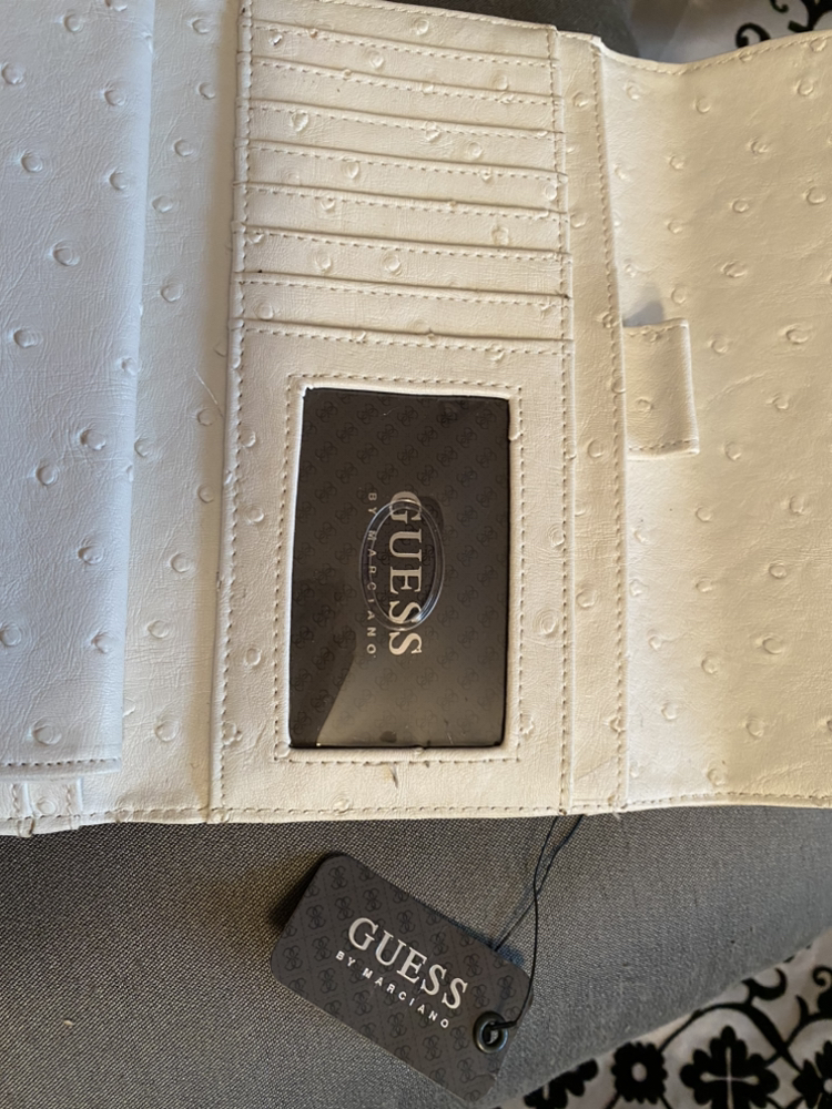 Guess Wallet image indicator(5)