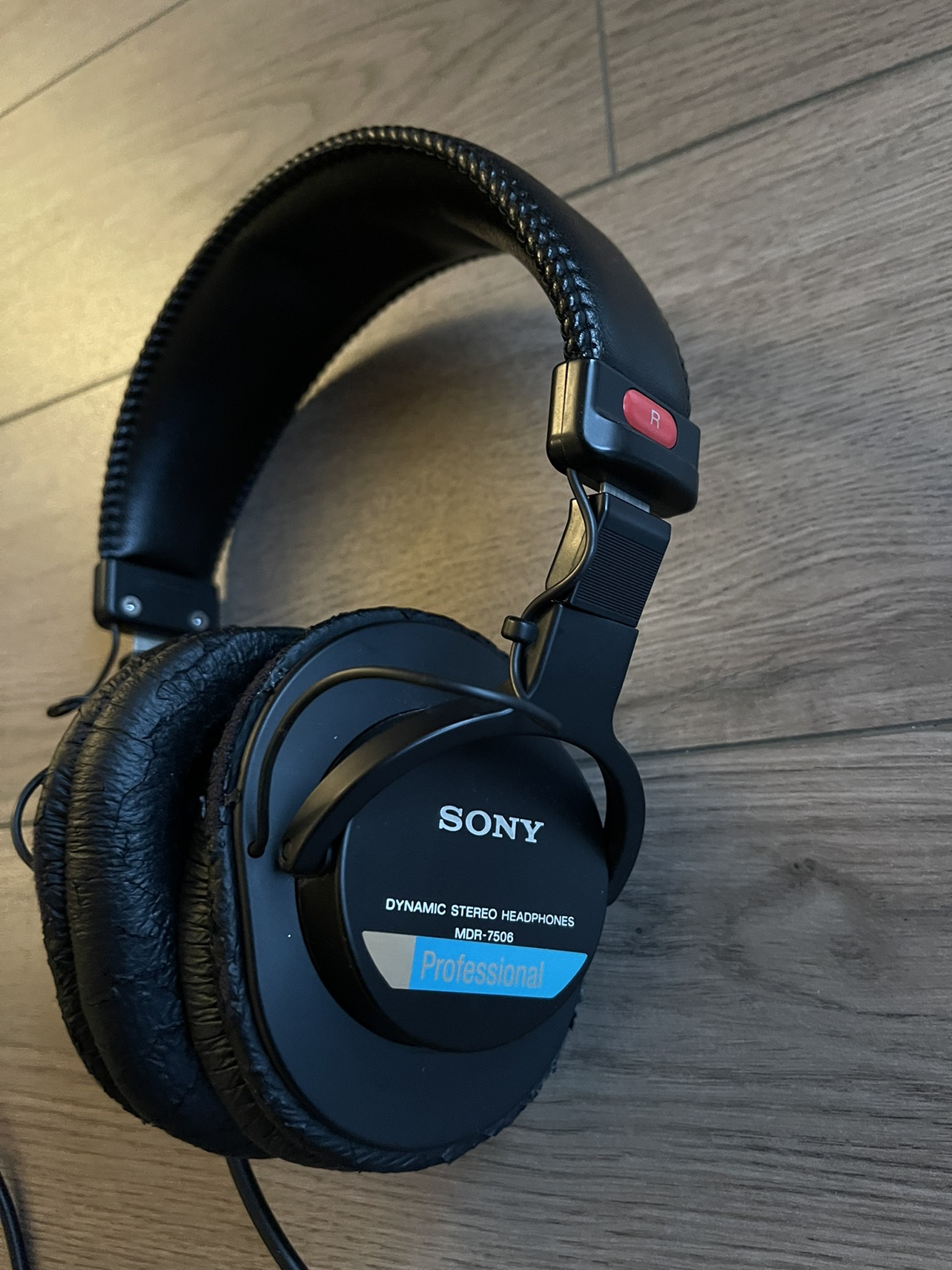 Sony Professional Studio Headphones thumbnail